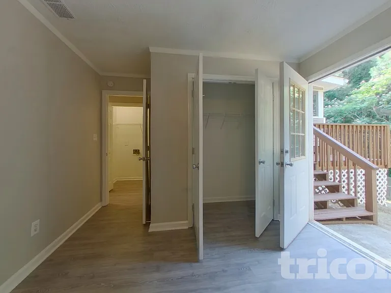 726 Westbury Dr — Photo 11