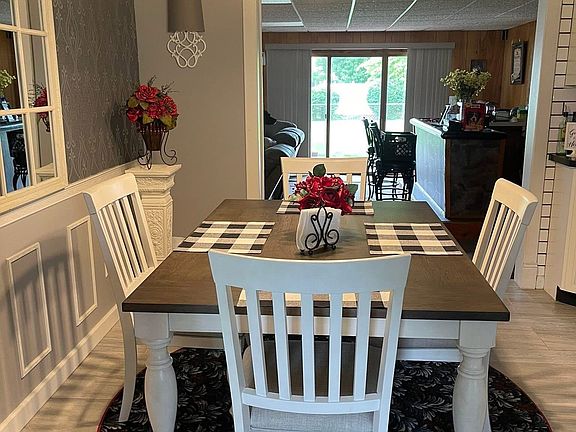 4th image of 700 Old Orchard Ln