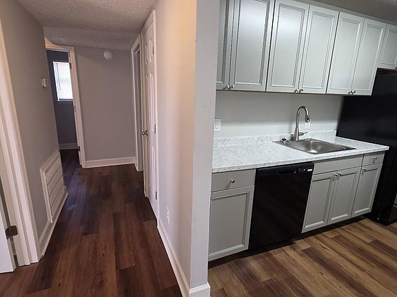 5th image of 628 Canterbury Ave SW