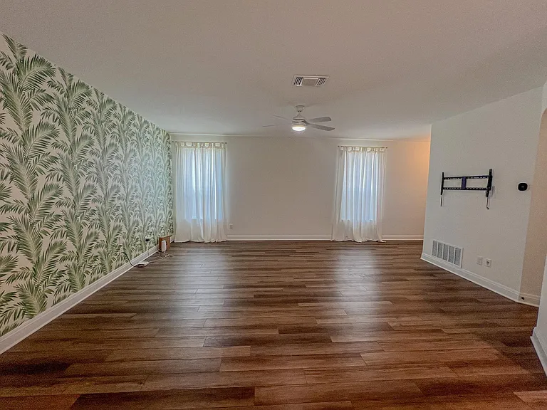 512 Barbary Coast Ln — Photo 3