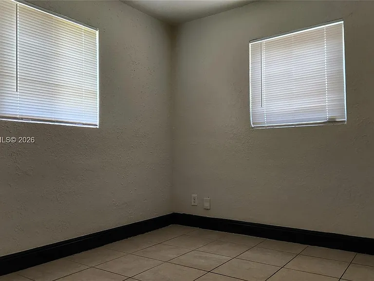 877 NW 10th St #- — Photo 4