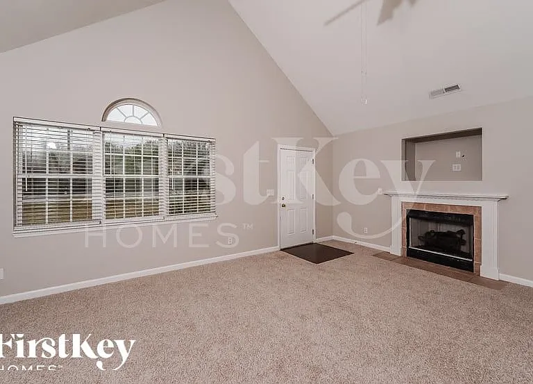 400 Crooked Creek Ln — Photo 3