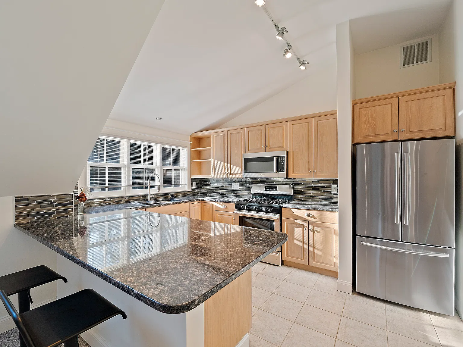 2 bed, 1500 sqft, $3,200 — Photo 4