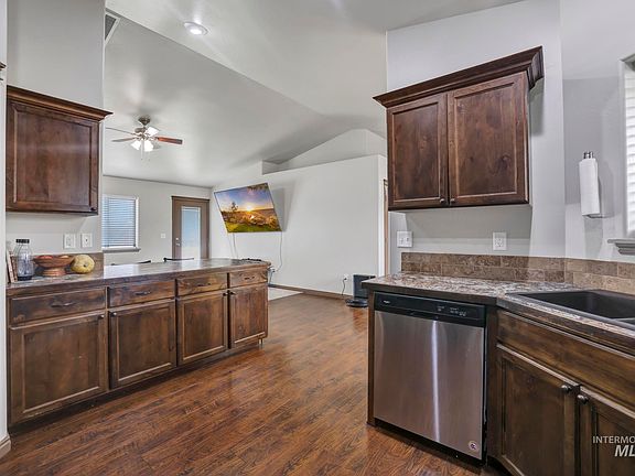 5th image of 420 Pheasant Rd W