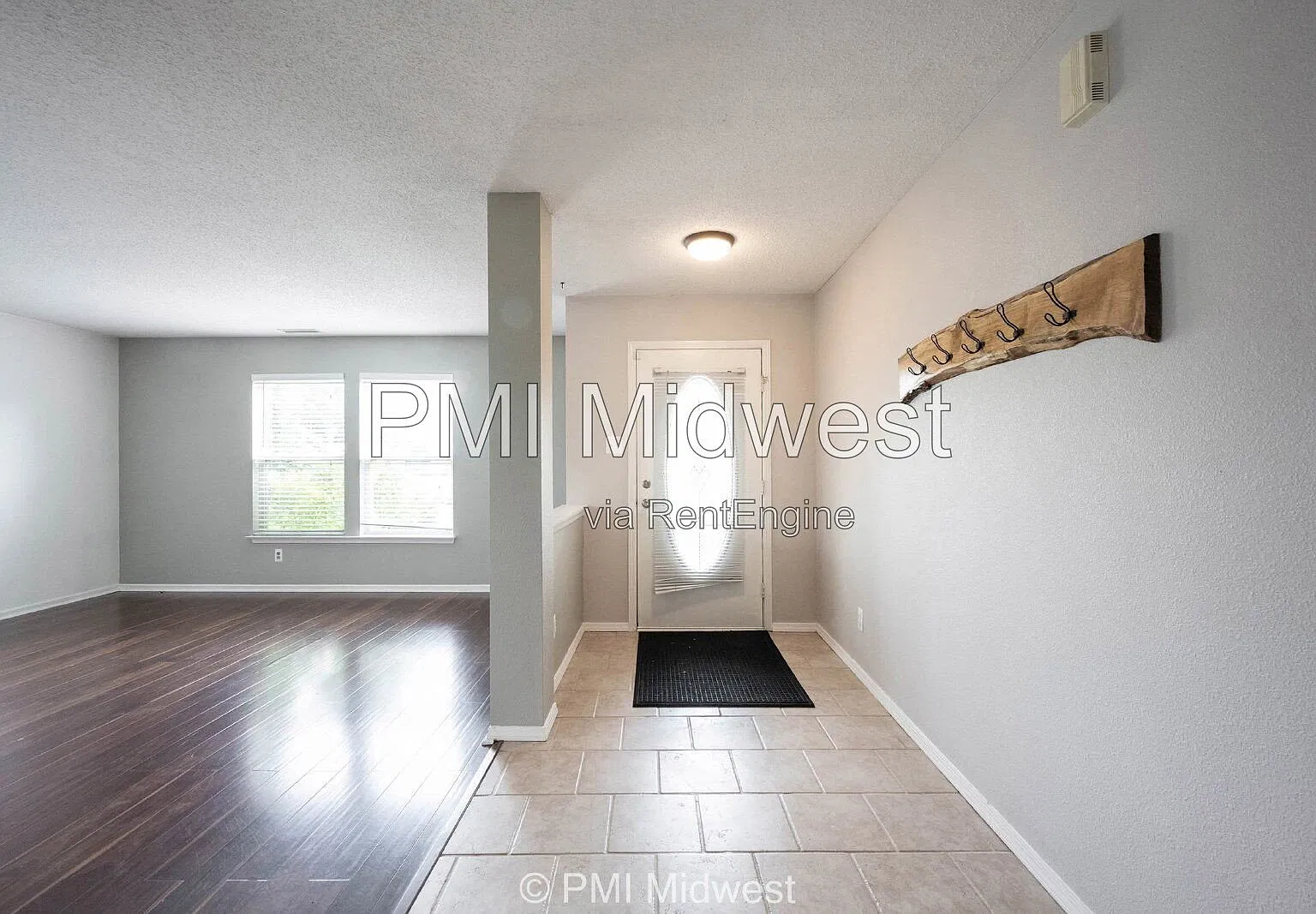 3 bed, 2.5 bath, 2866 sqft, $2,100 — Photo 2