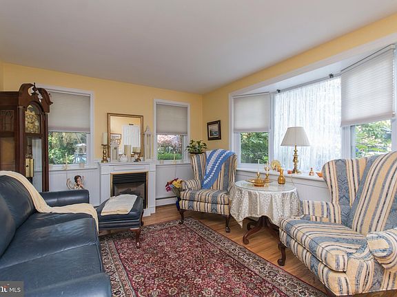 4th image of 9653 Wistaria St