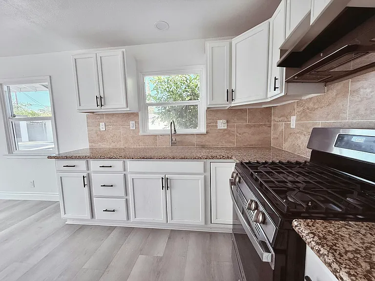 233 E Nicolet St #233 — Photo 3