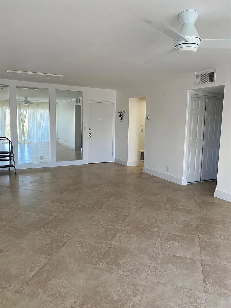 Building Photo - 1200 Hibiscus Ave #303