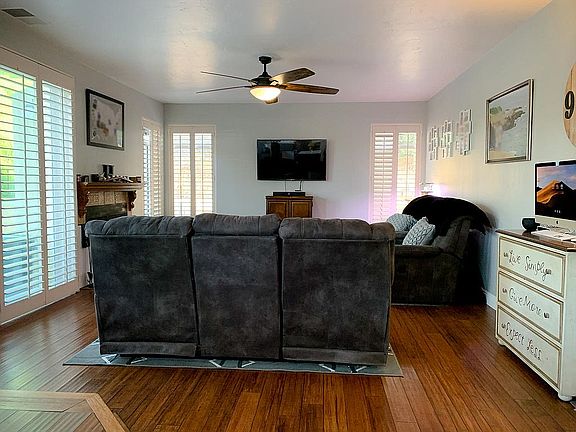 Family room w/fireplace