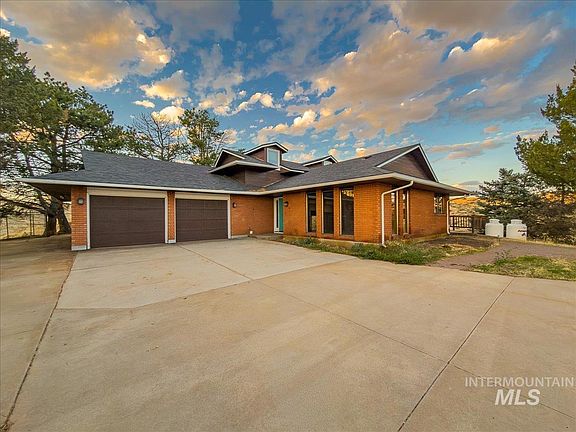 2nd image of 5735 N Willow Creek Rd