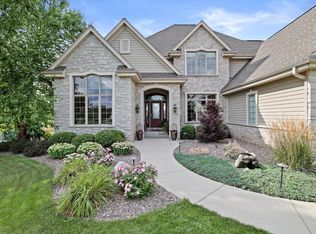 578 Southern Oak Cir, Hartland, WI 53029