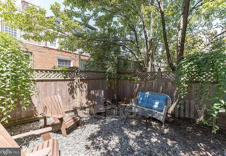 243 Montrose St #103 — Photo 28
