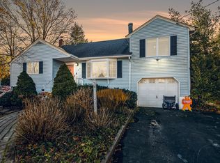 40 Kenneth Ter W, Middletown, NJ 07748