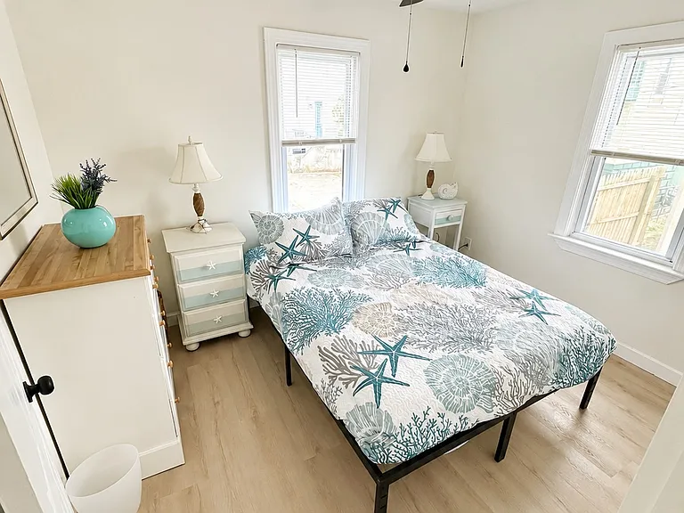 131 W Roberts Ave — Photo 6