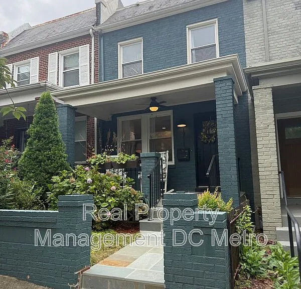 1711 Lang Pl NE — Photo 1