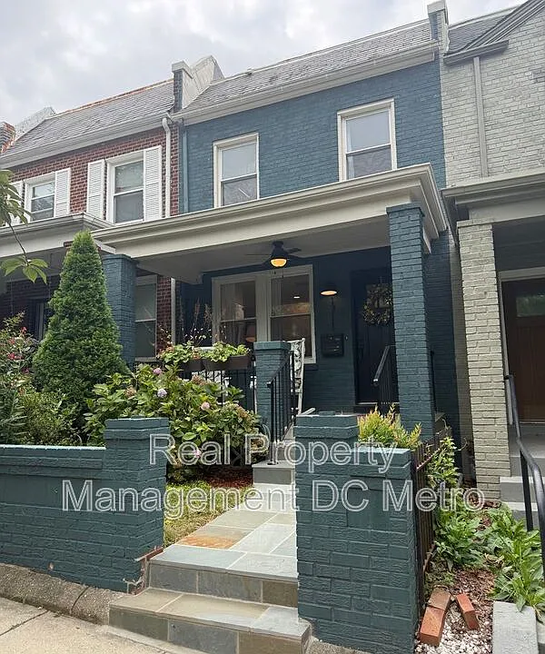 1711 Lang Pl NE