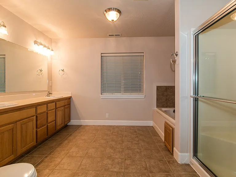 2743 Mallory Ln — Photo 8