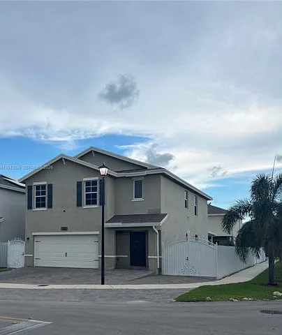 5 bed, 3.0 bath, 2580 sqft, $4,000 — Photo 2