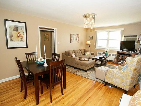 4th image of 226-38 Kingsbury Ave #B