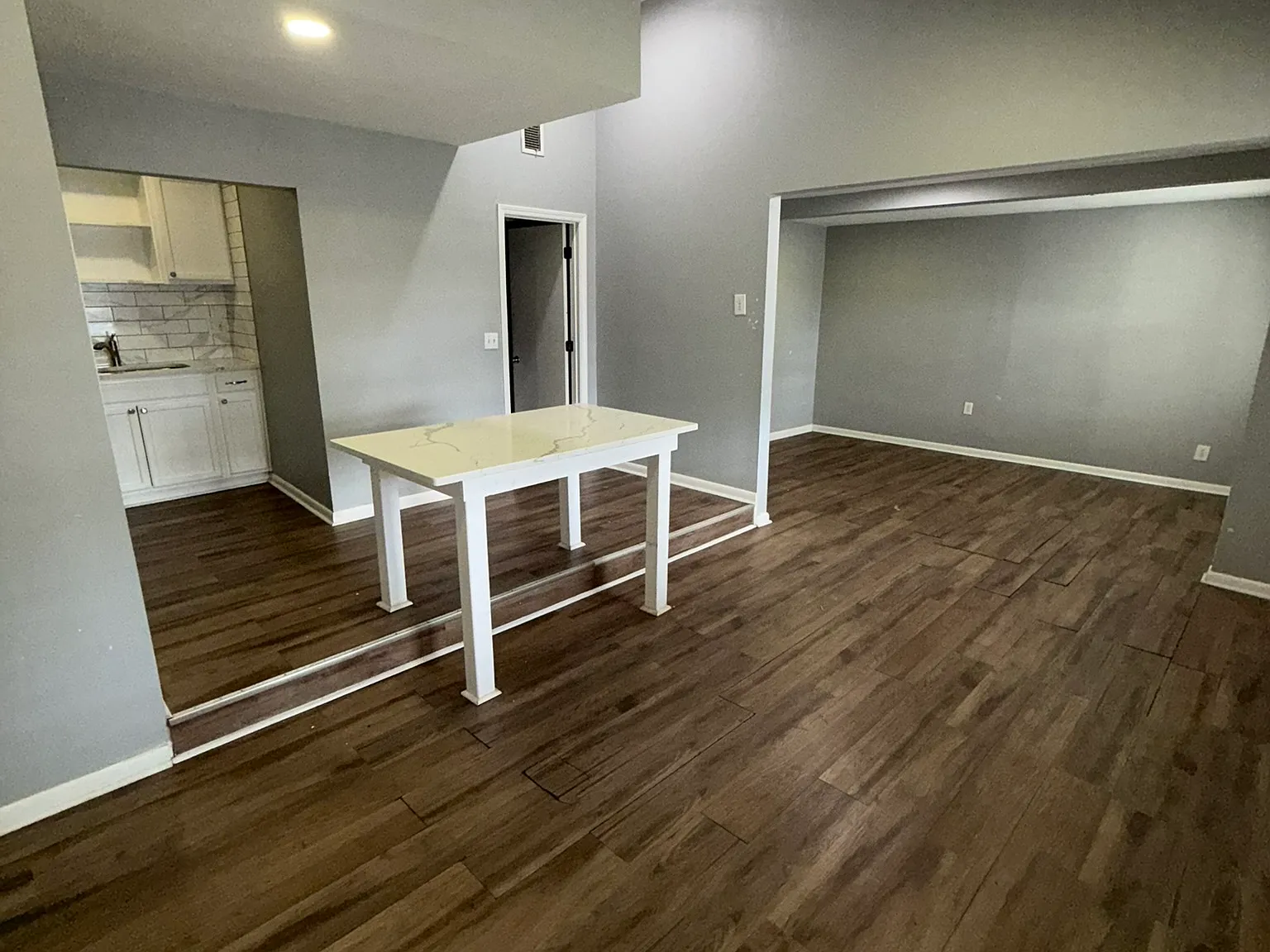 1 bed, 900 sqft, $1,000 — Photo 4