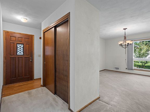3rd image of 212 15th St NE
