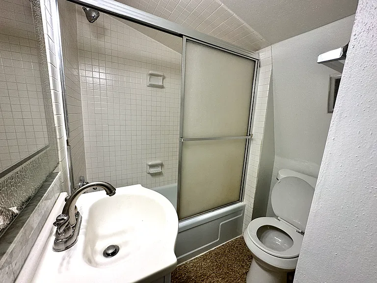 Garden District Studio Apartment, All Utilities Included! — Photo 9