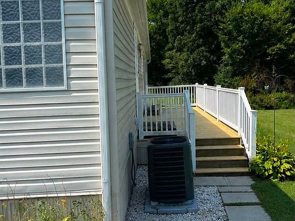 3rd image of 17 Meadowview Dr