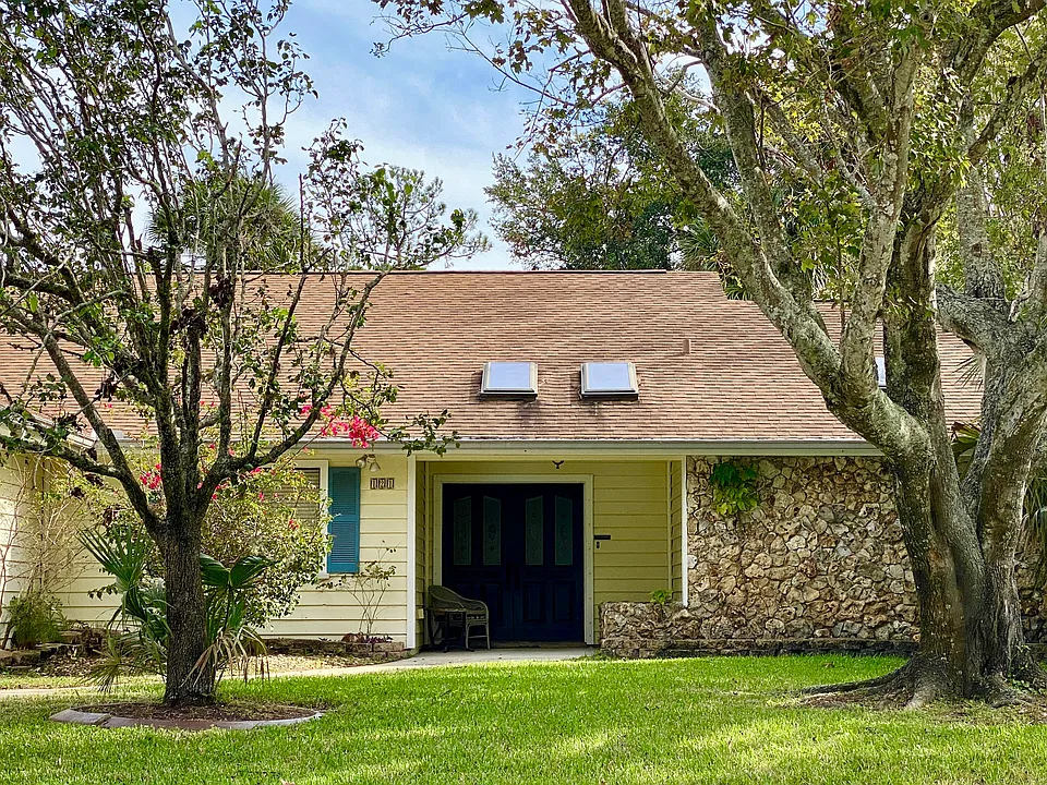 121 Sweetwater Oaks Ln