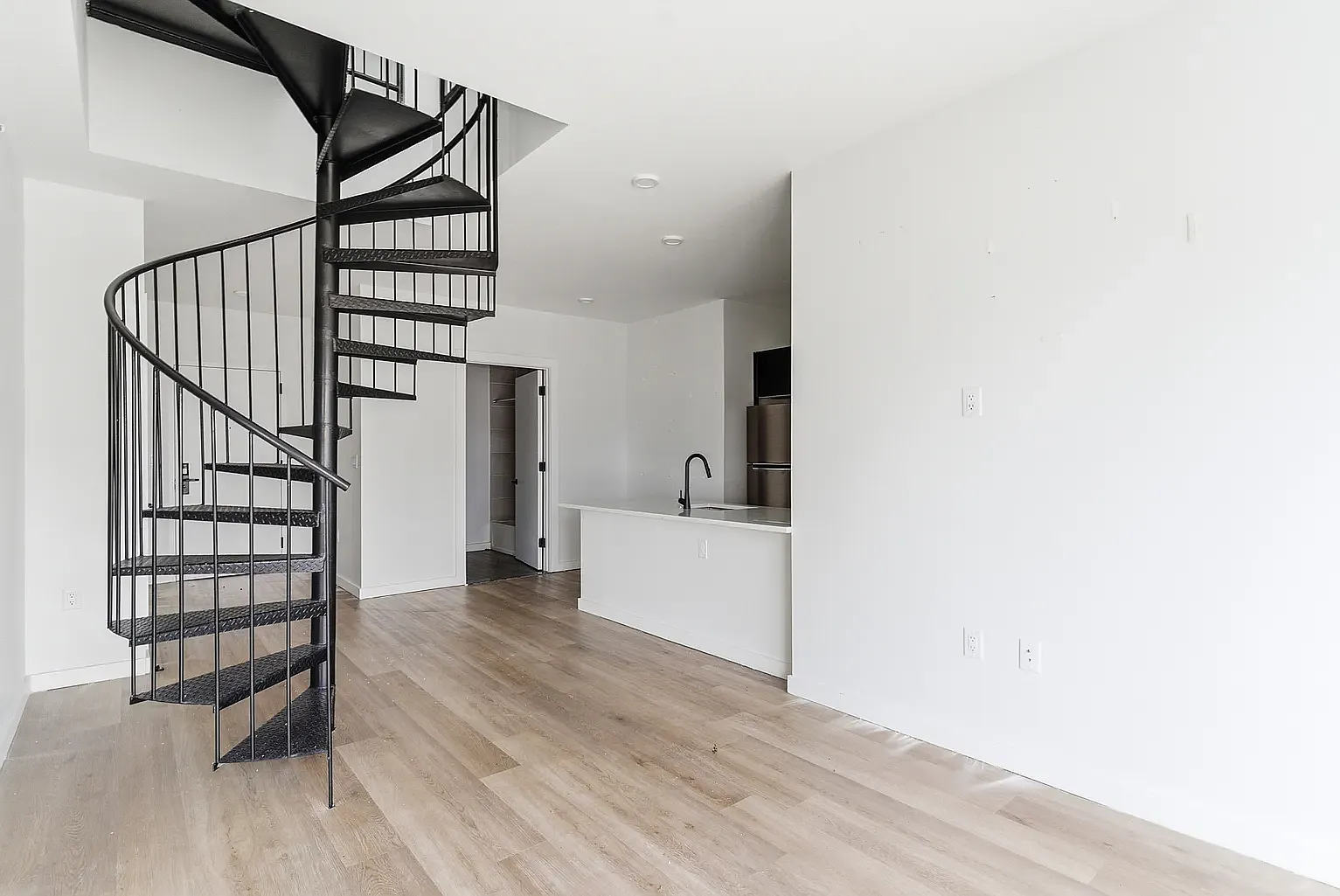 2 bed, 800 sqft, $3,399 — Photo 3