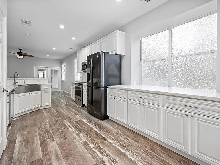 421 Livingstone Ln — Photo 8