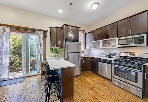 3rd image of 523 Bainbridge St