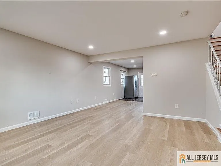 11 Hyde Ave — Photo 5
