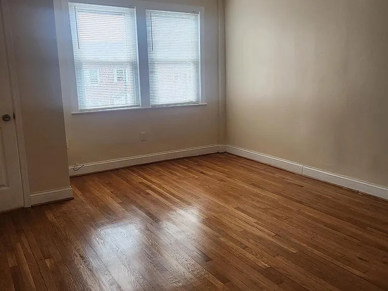 1601 E St NE — Photo 3