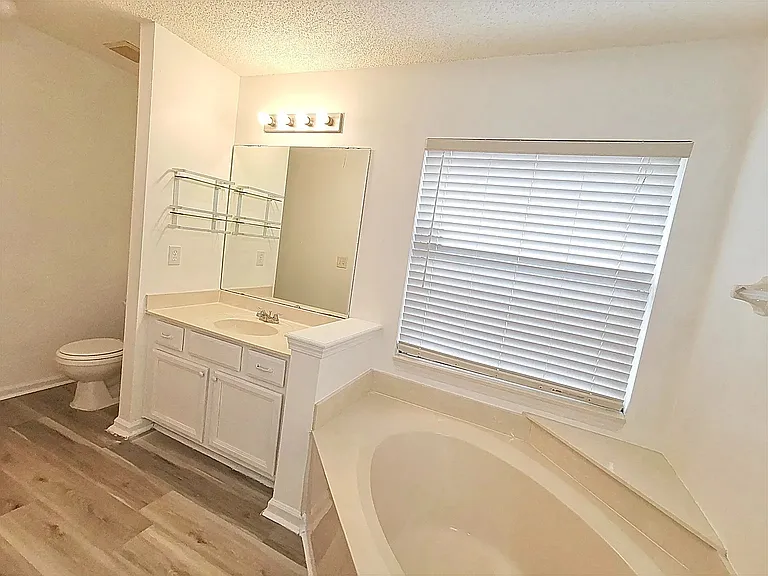 2107 Willesdon Dr E — Photo 6