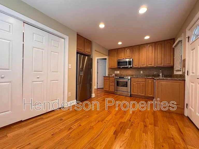 712 Hunter St — Photo 2