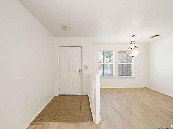 3rd image of 10518 Dugas