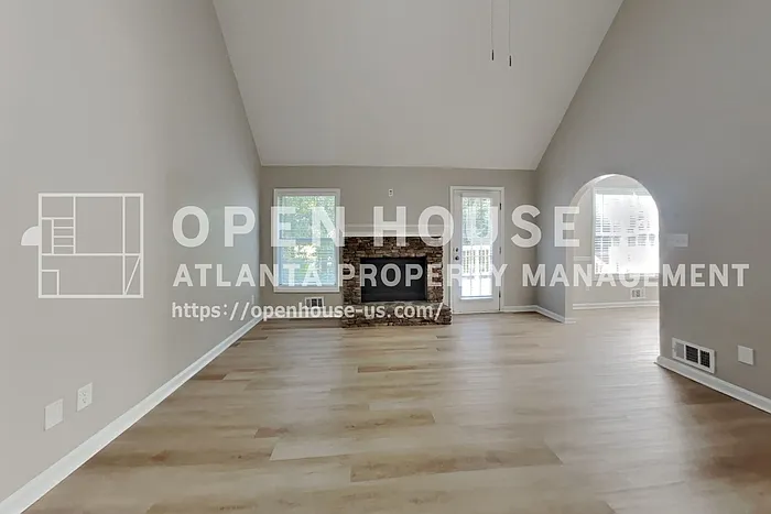 4 bed, 2.5 bath, 1900 sqft, $2,400 — Photo 3