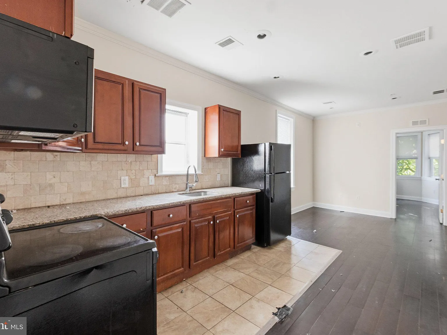 3 bed, 1.0 bath, 3003 sqft, $1,300 — Photo 3
