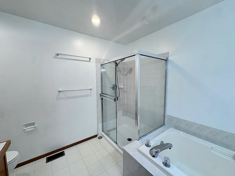 4631 NE 7th Pl — Photo 18