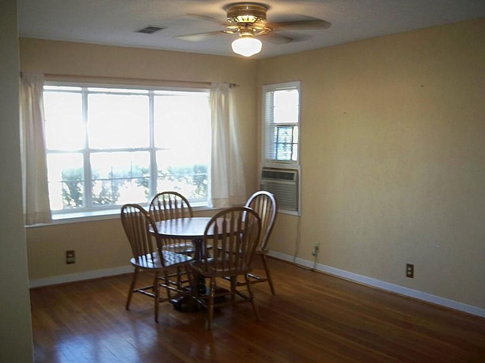2nd image of 1304 Merry Ln