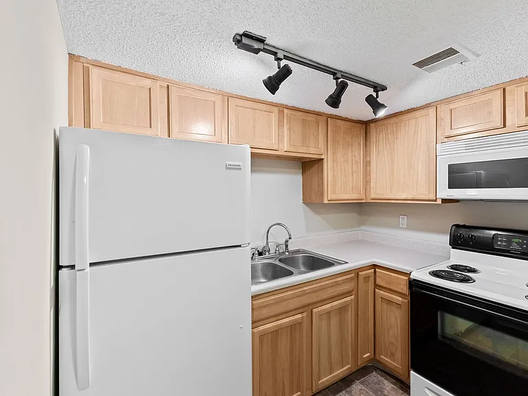 Balsam Avenue Apartments - The Courts — Photo 31