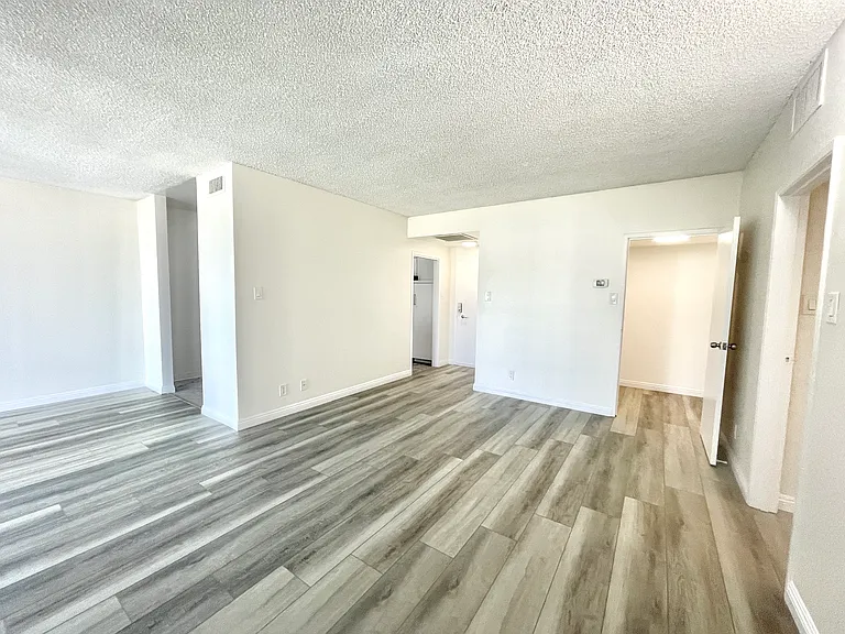 Occidental Towers Apartments — Photo 185
