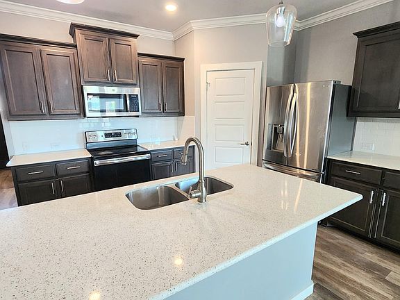 2nd image of 7609 Parkview Dr