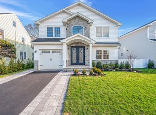 8 Violet Ave, Mineola, NY 11501