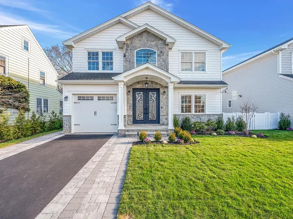 8 Violet Avenue, Mineola, NY 11501