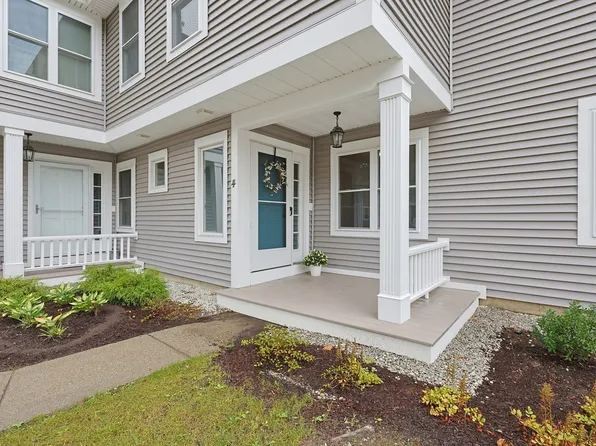 4 Oak Ct Unit 4, Rockland, MA 02370
