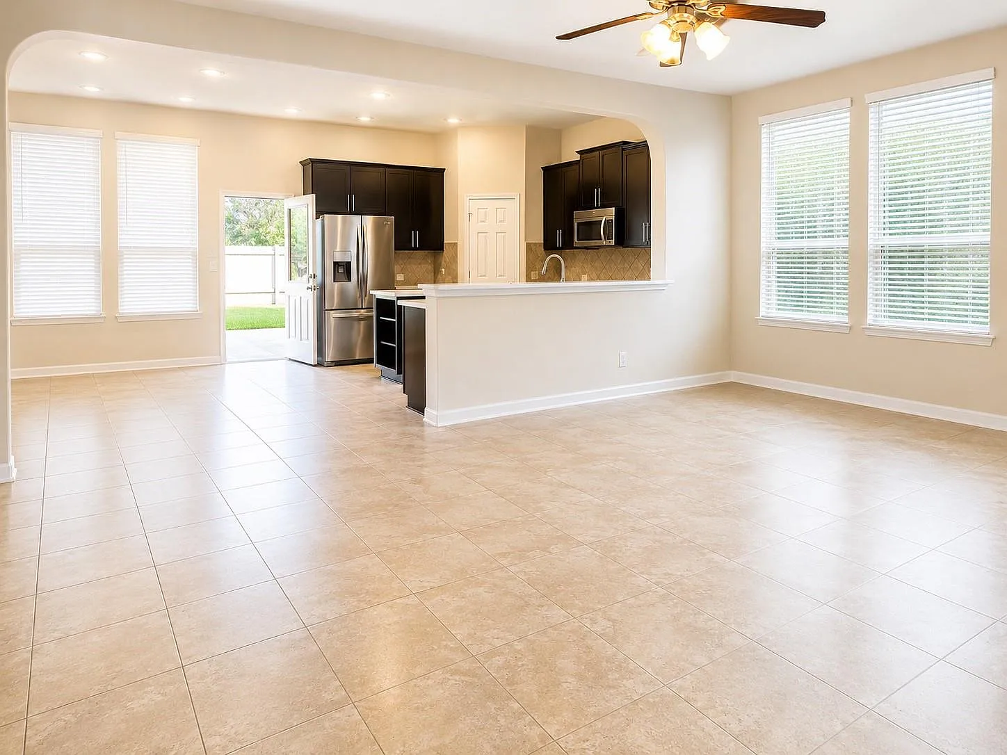 3 bed, 2.0 bath, 2500 sqft, $2,800 — Photo 3