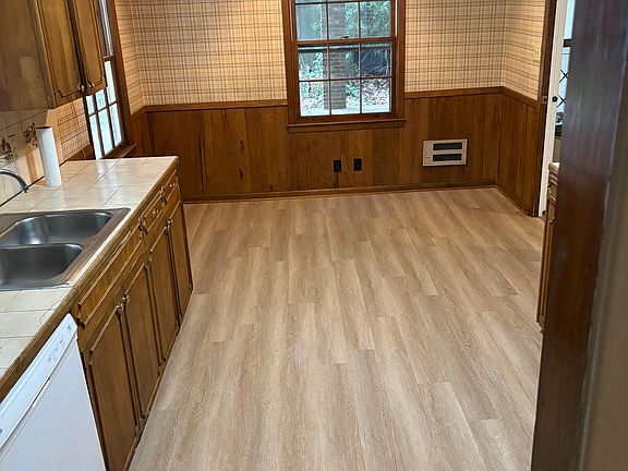 4th image of 668 Meadowbrook Dr