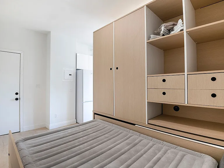 8th Street Studios Near Downtown Los Angeles Move-In Special — Photo 36