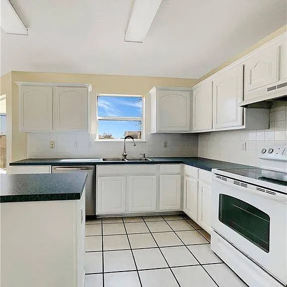 Light/bright kitchen